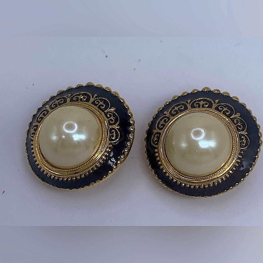 Joan Rivers Jewelry Pearl Enamel Black Gold Tone clip on earrings
